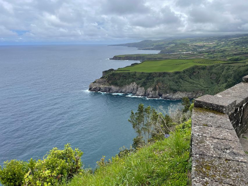 Privat van tour Furnas valley, Gorreana tea – islands gems - Pico do Ferro frames Furnas from above