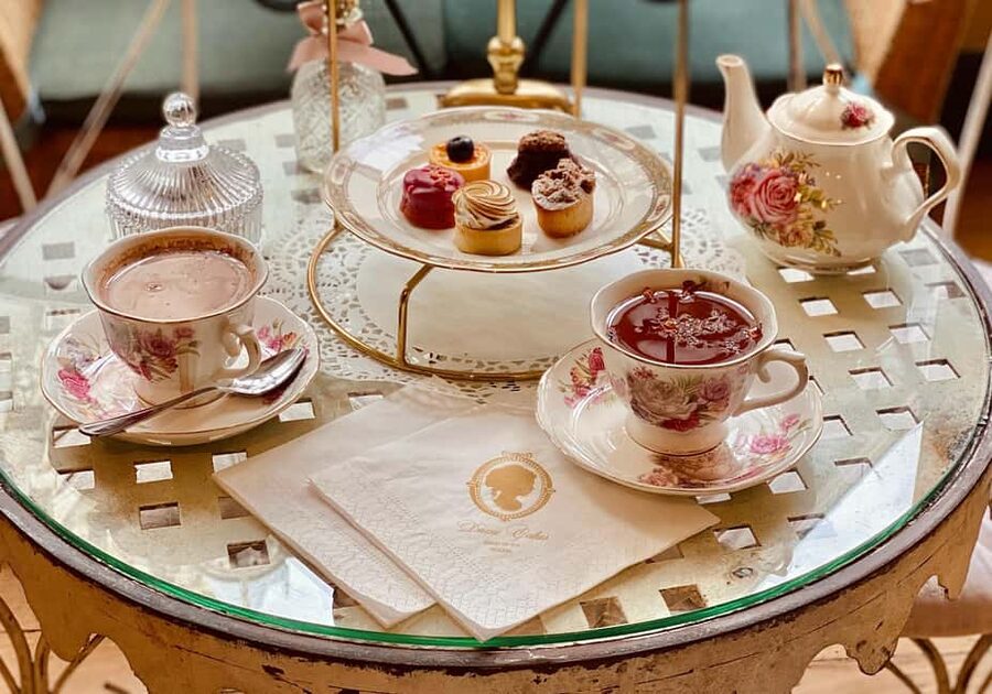 Rouen: French-style tea time at Dame Cakes - Choosing between tea, coffee, and hot chocolate