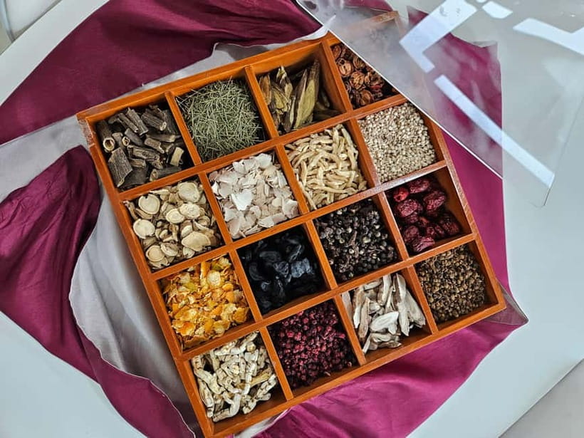 Seoul: Herbal Tea Class & Korean Medicine Tour - Blending a personal herbal tea