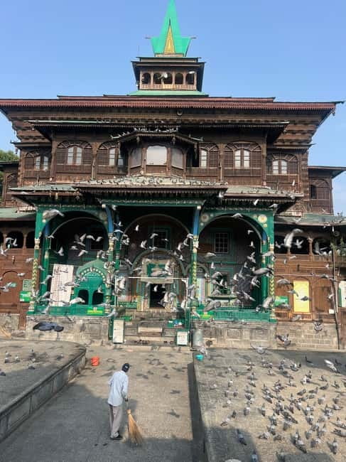 Srinagar Old City Heritage Walking Tour with Kahwa Tea - Starting among Srinagar’s old stone buildings