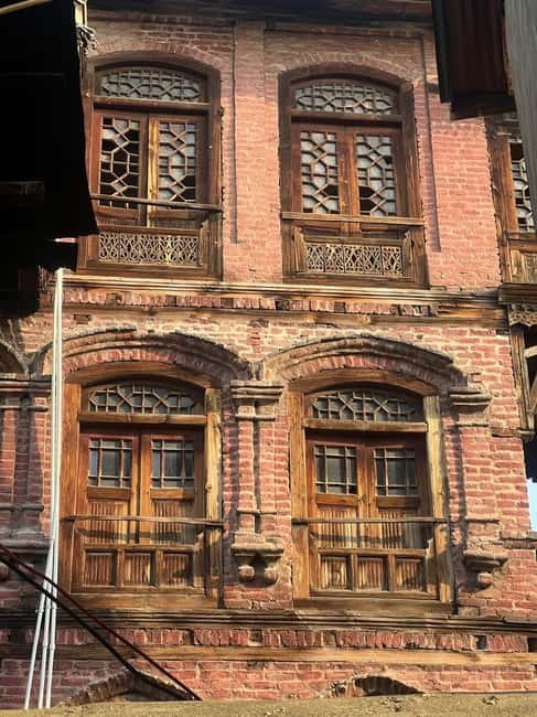 Srinagar Old City Heritage Walking Tour with Kahwa Tea - Mughal architecture and quiet courtyards
