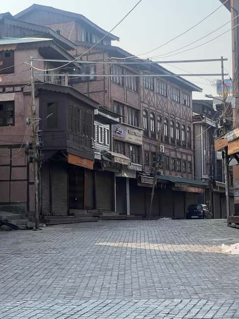Srinagar Old City Heritage Walking Tour with Kahwa Tea - Jamia Masjid and the final cup of kahwa