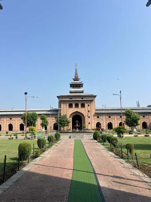 Srinagar Old City Heritage Walking Tour with Kahwa Tea - Walking conditions, clothing, and who should skip it