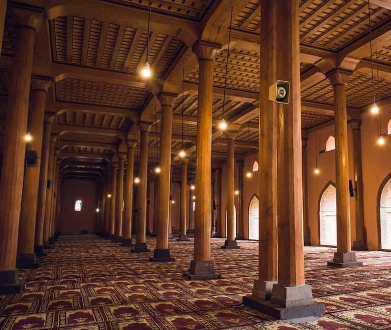 Srinagar Old City Heritage Walking Tour with Kahwa Tea - Shrines, tombs, and the stories behind them