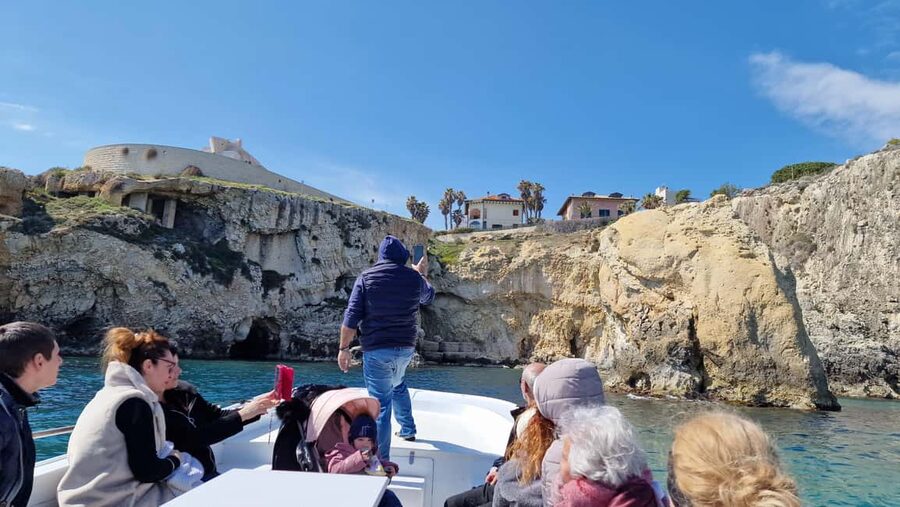 Syracuse:Ortigia, Sea Caves Winter Boat Tour + Tea & Blanket - Arethusa Spring from the water