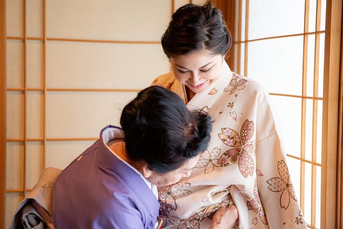 Tea ceremony experience with simple kimono in Okinawa - Kimono dressing and the first steps