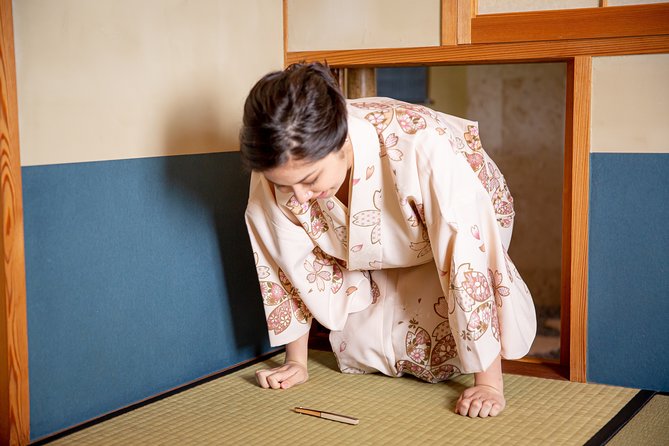 Tea ceremony experience with simple kimono in Okinawa - A quiet photo finish