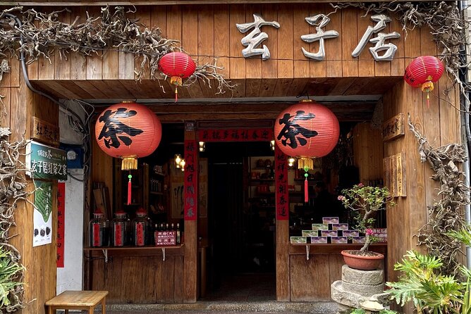 Thousand Island Lake and Pinglin Tea Plantation from Taipei - Pinglin Tea Museum in a traditional courtyard