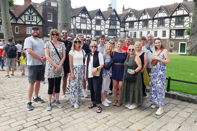 VIP Kensington Palace Gardens Tour & Royal Tea Crown Experience - Meeting near Hyde Park and getting oriented