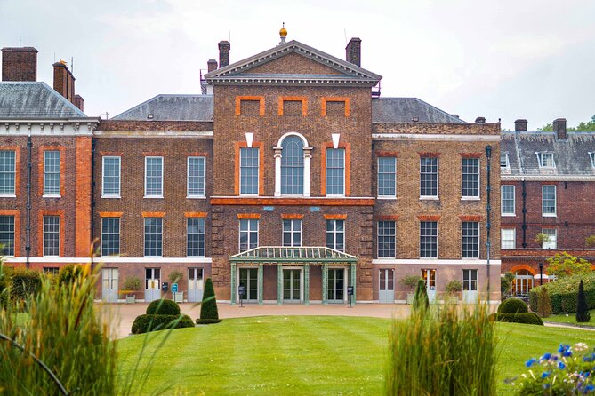 VIP Kensington Palace Gardens Tour & Royal Tea Crown Experience - Kensington Gardens and the walk toward the palace