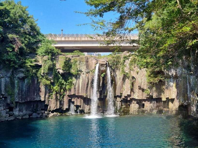 West & South Jeju: Hallasan Trail, Waterfall, Tea Field Tour - Why this southwest route works so well