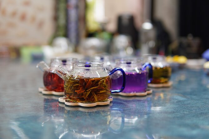 World Teas and Turkish Tea Brewing & Tasting Workshop in Istanbul - Using an authentic Chinese gaiwan